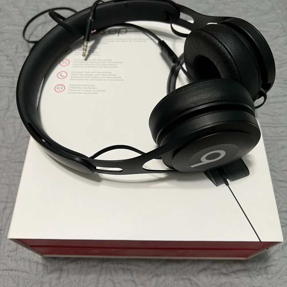 Beats by Dre Black EP Headphones with Red Box - Picture 1 of 4